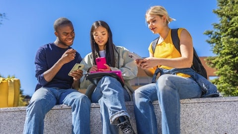 Viele Menschen nutzen Künstlicher Intelligenz schon ganz selbstverständlich in ihrem Alltag. Jetzt gibt es auch bei Instagram und WhatsApp einen integrierten KI-Chatbot.