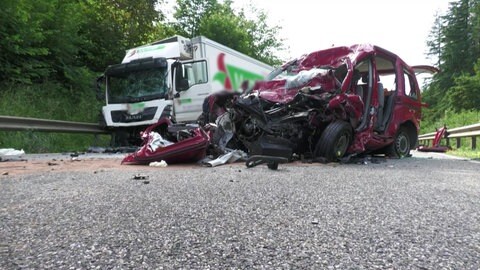Zwei Menschen sind am Montag bei einem schweren Lkw-Unfall im Kreis Trier-Saarburg gestorben. 