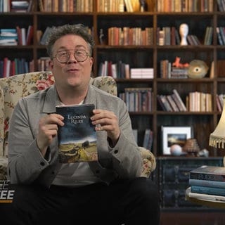 Thomas Sachsenmaier hält das Buch "Lucinda Riley: Das Mädchen aus Yorkshire" in Händen.