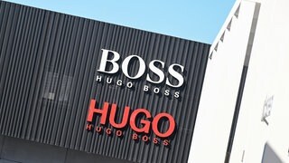 Das Logo des Modekonzerns Hugo Boss, aufgenommen an einem Outlet-Store am Firmensitz in Metzingen.