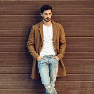 Mann in Jeans, T-Shirt und Mantel