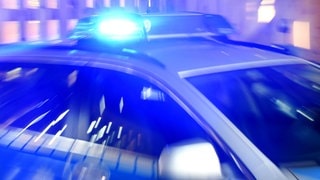Ein 88-jähriger Fußgänger wurde beim Versuch die Straße zu überqueren beim Zusammenstoß mit einem Motorrad tödlich verletzt.