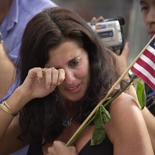 Eine Frau wischt sich die Tränen weg an einer provisorischen Gedenkstätte, die in New York nach den verheerenden Terroranschlägen vom 11. September 2001 eingerichtet wurde.