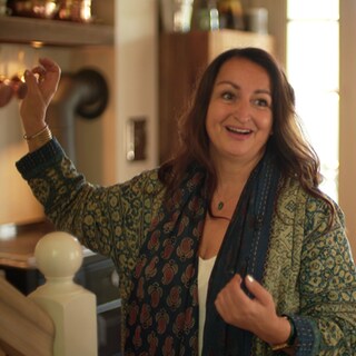 Ines Bitsch in ihrer Ferienwohnung "Annas Boutique & Scheune"