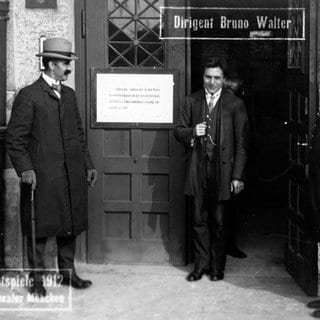 Bruno Walter (geb. Schlesinger) im Prinzregententheater in München während der Wagner-Festspiele, 1912.
