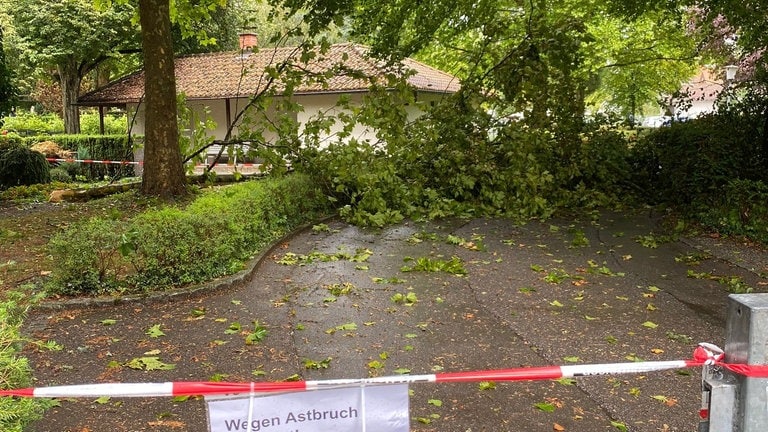 Folgen des Unwetters: Der Eingang zum Überlinger Friedhof ist wegen Astbruch gesperrt
