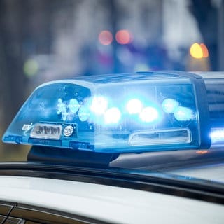 Symbolbild Blaulicht auf einem Polizeiwagen. Am Mössinger bahnhof ist eine Leiche entdeckt worden.