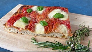 Knusprige Focaccia mit Mozzarella und Parmesan