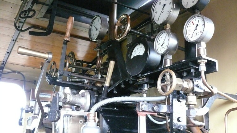 Achertalbahn - Führerstand der Lok 20. Hier arbeitet der Heizer mit. Er mit ein starkes Gefühl für die Dynamik der Dampfmaschine entwickeln. Oder anders gesagt: In einem guten Heizer sollte schon ein bisschen Eisenbahn-Romantik schlummern ….