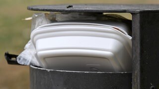 Ein voller Mülleimer mit Verpackungsmüll: Steuerberater eines Unternehmens machen aus Tübingens Verpackungssteuer ein Geschäft. Zumindest bieten sie ihre Hilfe an und schreiben an Städte.