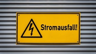 Warnschild Stromausfall (Symbolbild). Gab es Stromausfälle in Baden-Württemberg durch Hitze? 