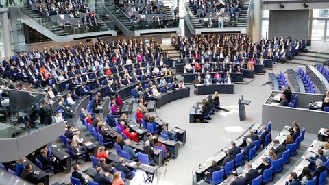 Die Fraktionen der Parteien (von links nach rechts): Die Linke, SPD, Bündnis 90  Die Grünen, CDU und AfD am 25.3.2025 während der konstituierenden Sitzung des 21. Deutschen Bundestages. – Konservativ, rassistisch, extrem: Was ist rechts?