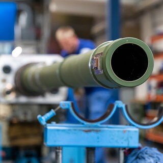 Mitarbeiter bei Rheinmetall arbeiten an einer Kanone für den Kampfpanzer Leopard 2A4.