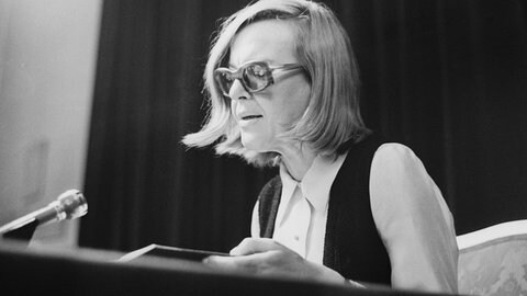 Die Schriftstellerin Ingeborg Bachmann bei einer Lesung im Jahr 1971