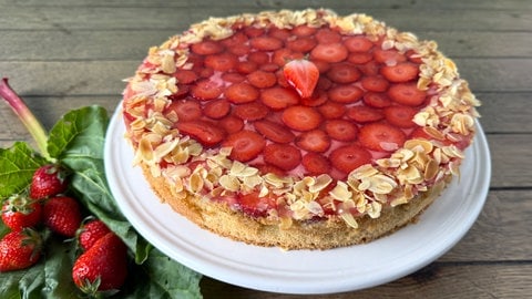 Rhabarber-Sandkuchen mit Vanillecreme und Erdbeeren