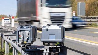 Die Polizei hat auf der A6 bei Autos und Lkw an zwei Tagen Geschwindigkeitskontrollen durchgeführt. (Symbolbild)