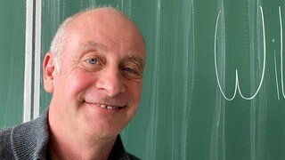 Emmanuel Peterfalvi will für seine Arbeit mit Schülern zum Thema "Demokratie" dieses Jahr eine Stiftung gründen.