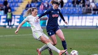 Zweikampf zwischen Medina Desic (Werder Bremen) und Wielle Douma (TSG Hoffenheim)