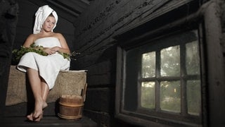 Eine Frau in einer finnnischen Rauchsauna: In Finnland gibt es 5,5 Millionen Menschen – und mehr als 3 Millionen Saunen. Deren heilsame Wirkung ist gut erforscht: Das gemeinsame Schwitzen mindert Stress und kann Herzinfarkte verhindern. In Finnland hat die Sauna zudem eine spirituelle Bedeutung. 