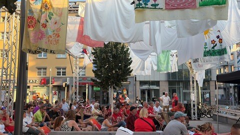 Wenn Fußball Erinnerungen weckt. Viele Menschen hatten auf dem Schillerplatz in Kaiserslautern die Möglichkeit, mit einem Kinoerlebnis legendäre Fußballmomente auf der Leinwand zu verfolgen. 