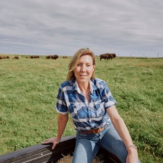 Katrin Diana Humpfer vor ihren Bisons auf der Humpferranch.