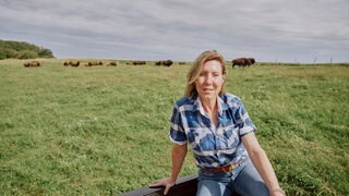 Katrin Diana Humpfer vor ihren Bisons auf der Humpferranch.