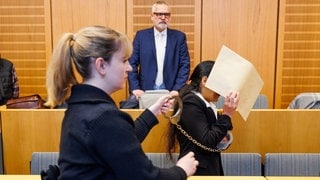Die Mutter der getöteten 15-Jährigen an einem Prozesstag im Februar im Landgericht Mainz