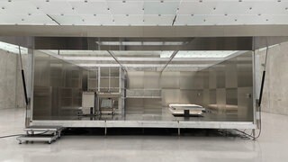 Ein anonymer Kunstschaffender stellt im Kunsthaus Bregenz aus.
