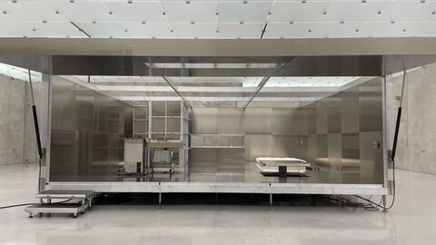 Ein anonymer Kunstschaffender stellt im Kunsthaus Bregenz aus.