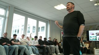 Ein Ex-Neonazi erzählt an der Puricelli-Schule von seiner Vergangenheit. Bewegender Unterricht, der zeigt: Demokratiebildung wirkt.