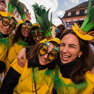 Eine Narrengruppe feiert auf dem Schillerplatz in Mainz. 