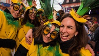 Eine Narrengruppe feiert auf dem Schillerplatz in Mainz. 