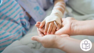 Das ist ein Beispiel·bild. Die Hand von einem Kind liegt in den Händen von einem Erwachsenen. Um die Hand von dem Kind ist ein Verband und an der Hand ist ein kleiner Schlauch. Rechts das SWR Logo für Leichte Sprache.