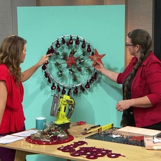 Moderatorin Fatma Mittler-Solak und Linda Wadewitz bauen einen Adventskalender aus einer alten Fahrradfelge