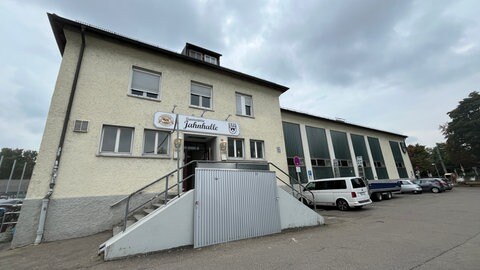 Außenansicht der Jahnhalle in Ulm. Das Gebäude wird bald abgerissen und ein neuer Sportpark soll entstehen. 