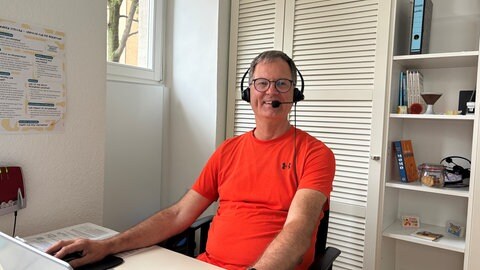 Stephan Möllers sitzt im Kinderschutzzentrum und telefoniert. Regelmäßig kümmert er sich am Sorgentelefon um Kinder und Jugendliche.