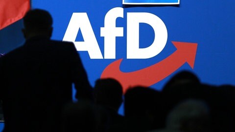 AfD-Logo auf einem Parteitag - Die Partei sei rechtsextrem, sagen zwei Drittel der Befragten einer Umfrage (Symbolbild)