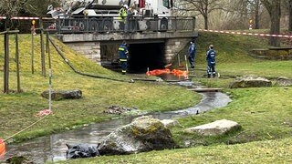 Nach dem Leck an der Pipeline im Hunsrück ist der Spielplatz in Kisselbach abgesperrt, aus dem Bach wird Diesel abgepumpt.