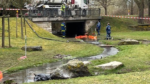 Nach dem Leck an der Pipeline im Hunsrück ist der Spielplatz in Kisselbach abgesperrt, aus dem Bach wird Diesel abgepumpt.