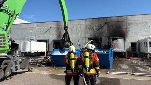 In Kirchardt (Kreis Heilbronn) hat die Feuerwehr am Freitagmorgen gegen einen Großbrand bei einem Recyclingunternehmen gekämpft. In drei sogenannten Lkw-Brücken sind Altbatterien abgebrannt. Schadstoffe sollen nach ersten Erkenntnissen zumindest nicht in die Luft freigesetzt worden.