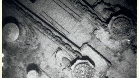 Ankerketten, Winden und Spills am Bug des Luxusliners „Titanic“. Das Wrack liegt auf dem Grund des Atlantischen Ozeans. Die Untersuchung wird von Besatzungsmitgliedern des Forschungsschiffs „Knorr“ unter der Leitung von Dr. Robert D. Ballard durchgeführt.