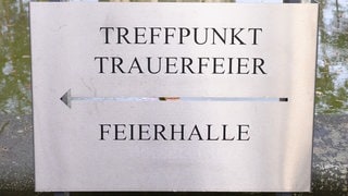 Schild einer Trauerfeier