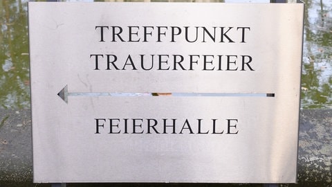 Schild einer Trauerfeier