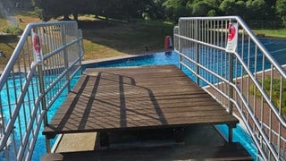Ein Sprungturm von oben in einem Freibad 