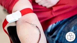 Blut·spende bedeutet: Freiwillig Blut abgeben. Das gespendete Blut bekommen kranke oder verletzte Menschen. Auf dem Bild sieht man einen Arm, von dem Blut abgenommen wird. Rechts das SWR Logo für Leichte Sprache. 