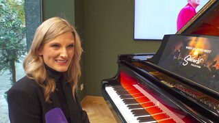 Schlagerprinzessin Madlen Rausch am Klavier.