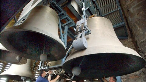 Bernhard Nebel (l) und Jürgen Seither von der Karlsruher Glockengießerei Bachert justieren am Donnerstag (21.08.2003) auf dem Roten Turm in HalleSaale die 81 Glocken des größten Glockenspiels Europas.