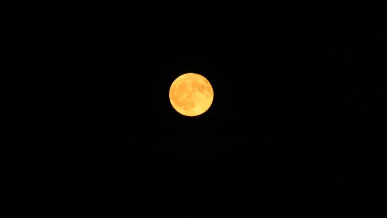 Der sogenannte Erbeermond ist auch in Dossenheim (Rhein-Neckar-Kreis) zu sehen.