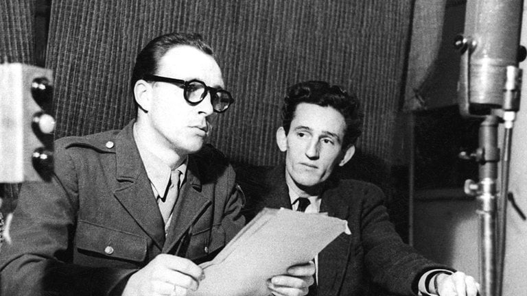 Französischer Kontrolloffizier im Studio des SWF in Baden-Baden, 1947.