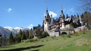 Schloss der rumänischen Stadt Sinai vor romantischer Bergkulisse